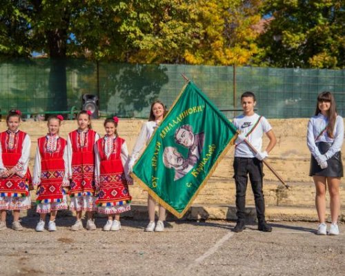 Нови физкултурни салони и спортни площадки в училища в петричко