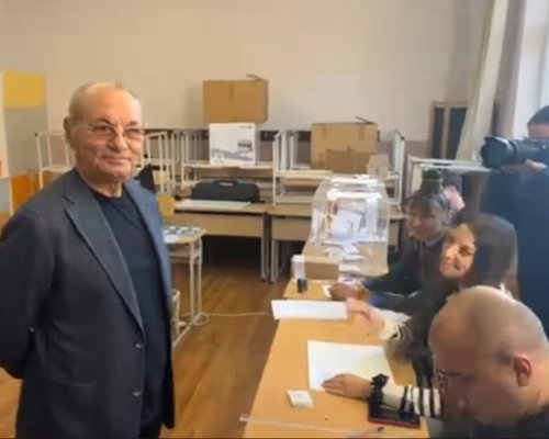 Ахмед Доган гласува