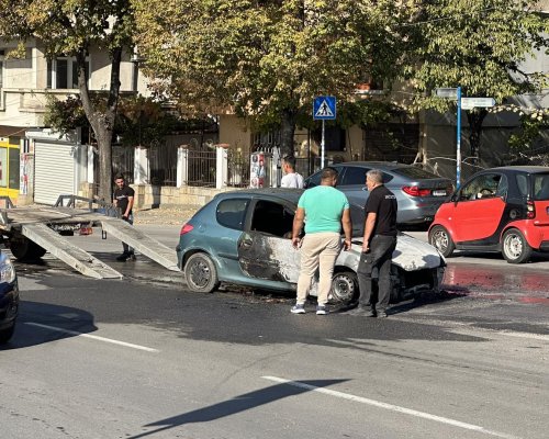 Лек автомобил се запали в движение на ул. 14 полк в Благоевград