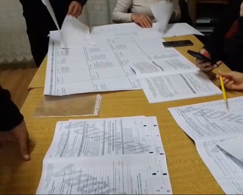 От видеонаблюдението: Член на СИК попълва празни бюлетини в Благоевградско