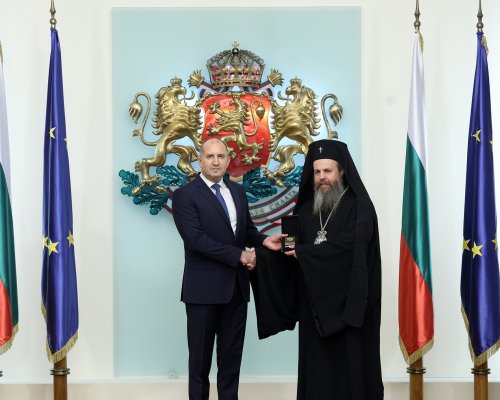 Президентът Румен Радев удостои с Почетния знак на президента Неврокопския митрополит Серафим