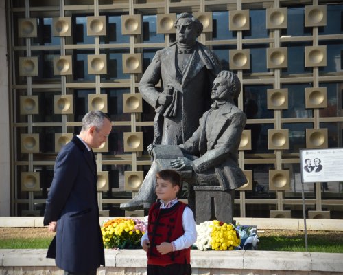 С полагане на цветя пред паметника на Димитър и Константин Миладинови в Благоевград тържествено беше отбелязан Денят на народните будители