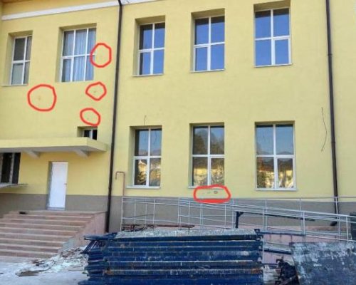 Вандали хвърляха яйца по обновено училище в Петрич