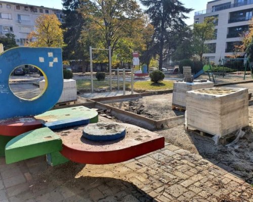 Обновяват емблематична детска площадка в Сандански