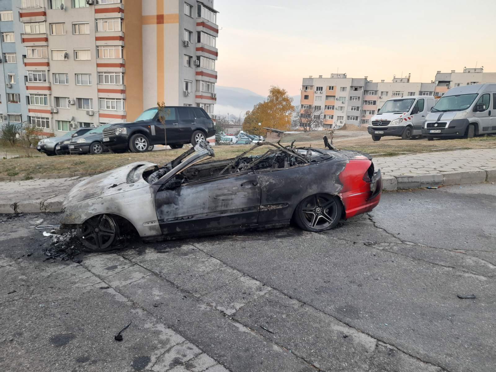 Мерцедес горя в благоевградския кв.Струмско тази нощ