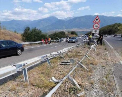 Камион падна в дере край Дупница