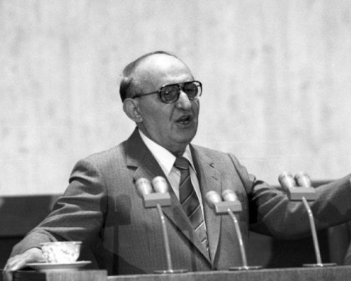 На днешната дата се навършват 35 години от началото  на прехода към демокрация