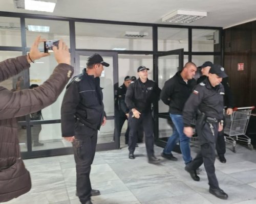 УЖАС В ПЕТРИЧ: Хората треперят от страх след арестите на ченгета
