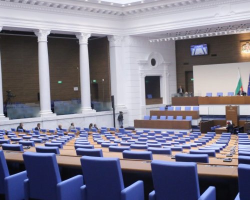 Кои са най-възрастният и най-младият депутат в НС