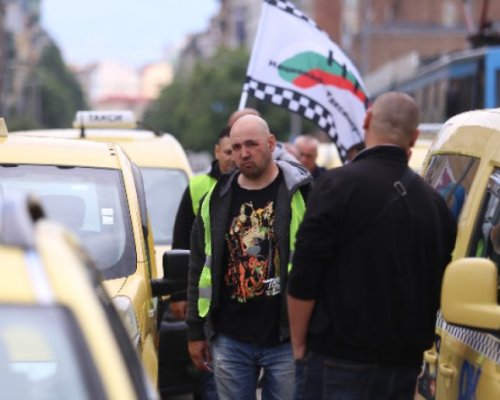 Хиляди на бунт: Таксиджии от цялата страна блокират центъра на София