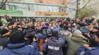 За и против кмета Апостолов: Протестиращи хвърляха яйца и сипеха ругатни в Симитли