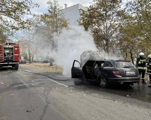 Мерцедес избухна в пламъци в благоевградския квартал Еленово