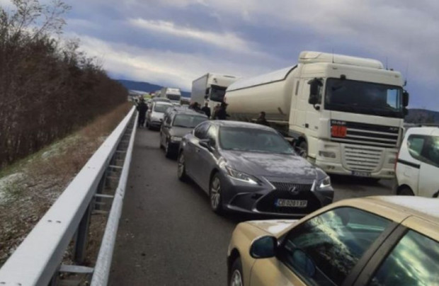 Човек загина при катастрофа между автомобил и камион на АМ Струма