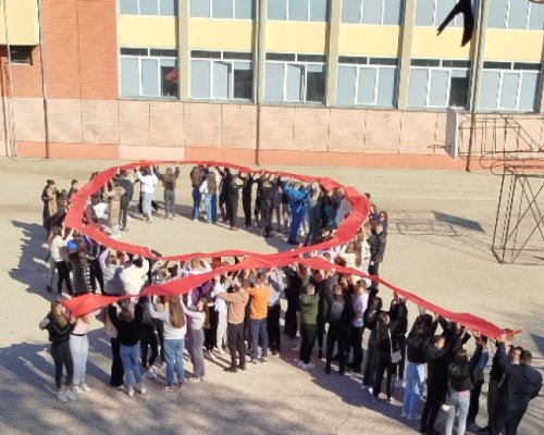Ученици от петричко училище разпънаха 121-метрова червена панделка