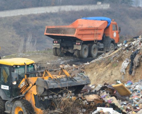 Почистват силно замърсени локации край пътя за село Делвино