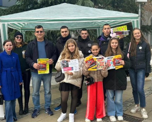 Младежи с кампания Готов ли си за зимата? в Благоевград