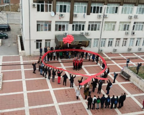 Ученици в Благоевград отбелязаха в аванс Световния ден за борба със СПИН