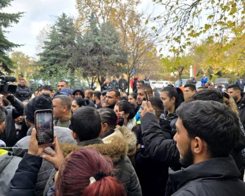 Протестиращите заради смъртта на новороденото бебе разговарят с кмета на Сандански