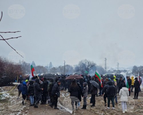 Десетки хора от цялата страна се събраха на протест пред ферма във Велинград, в която беше констатирано огнище на чума