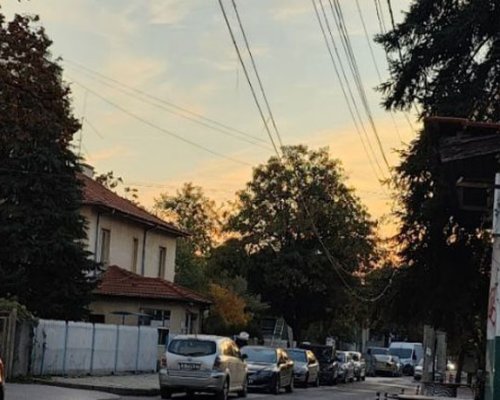 Кабели висят опасно над преминаващи хора в Благоевград, гражданка: Защо Общината не взема мерки?