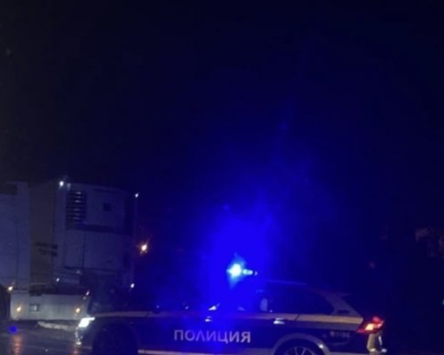 Тир блокира кръговото на Е-79! Полицията е на място