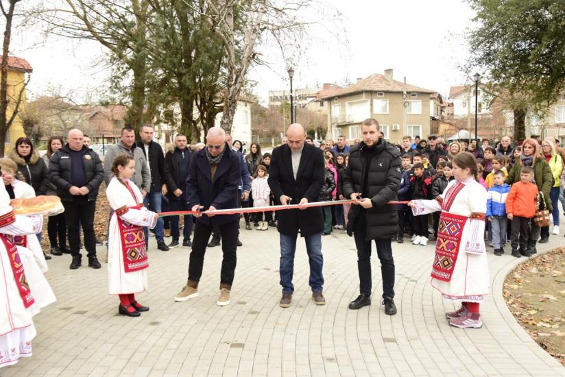 Жителите на Крупник вече имат обновен парк, кметът на Симитли Апостол Апостолов преряза лентата на реконструирания обект