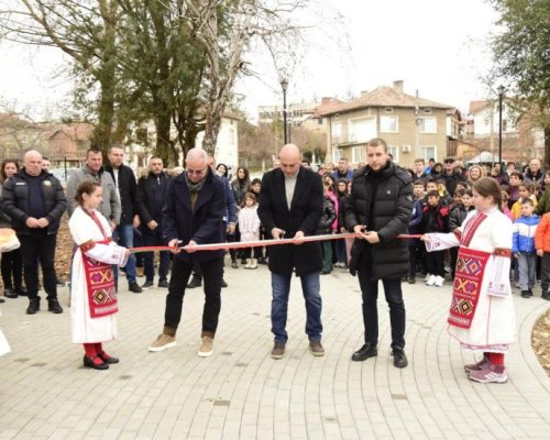 Жителите на Крупник вече имат обновен парк, кметът на Симитли Апостол Апостолов преряза лентата на реконструирания обект