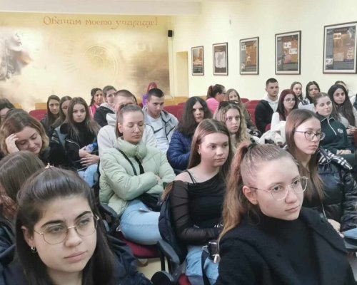 Полезна среща на абитуриенти от Гоце Делчев свързана с финансовата им култура