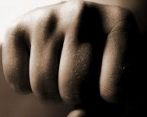 Отново насилие: Мъж преби възрастна родственица в Сандански