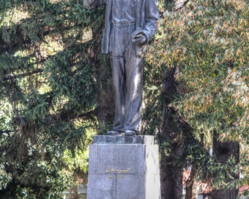Венци и цветя в Банско за115 години от рождението на Никола Вапцаров