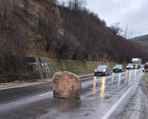 ВНИМАНИЕ ШОФЬОРИ: Голяма скала падна на пътното платно в началото на Кресненското дефиле след Симитли