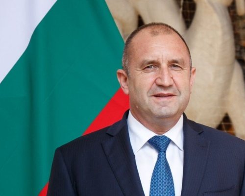 Президентът започва консултации с партиите след завръщането от Франция
