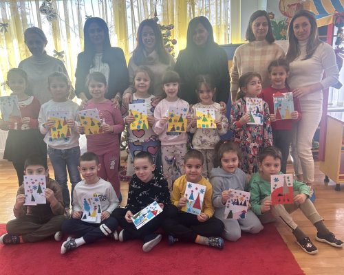 Деца от ДГ Дора Габе в Сандански твориха  картички за Коледа