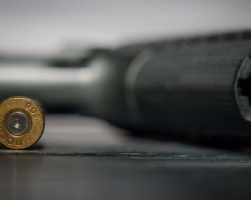 Полицай се простреля! Борят се за живота му
