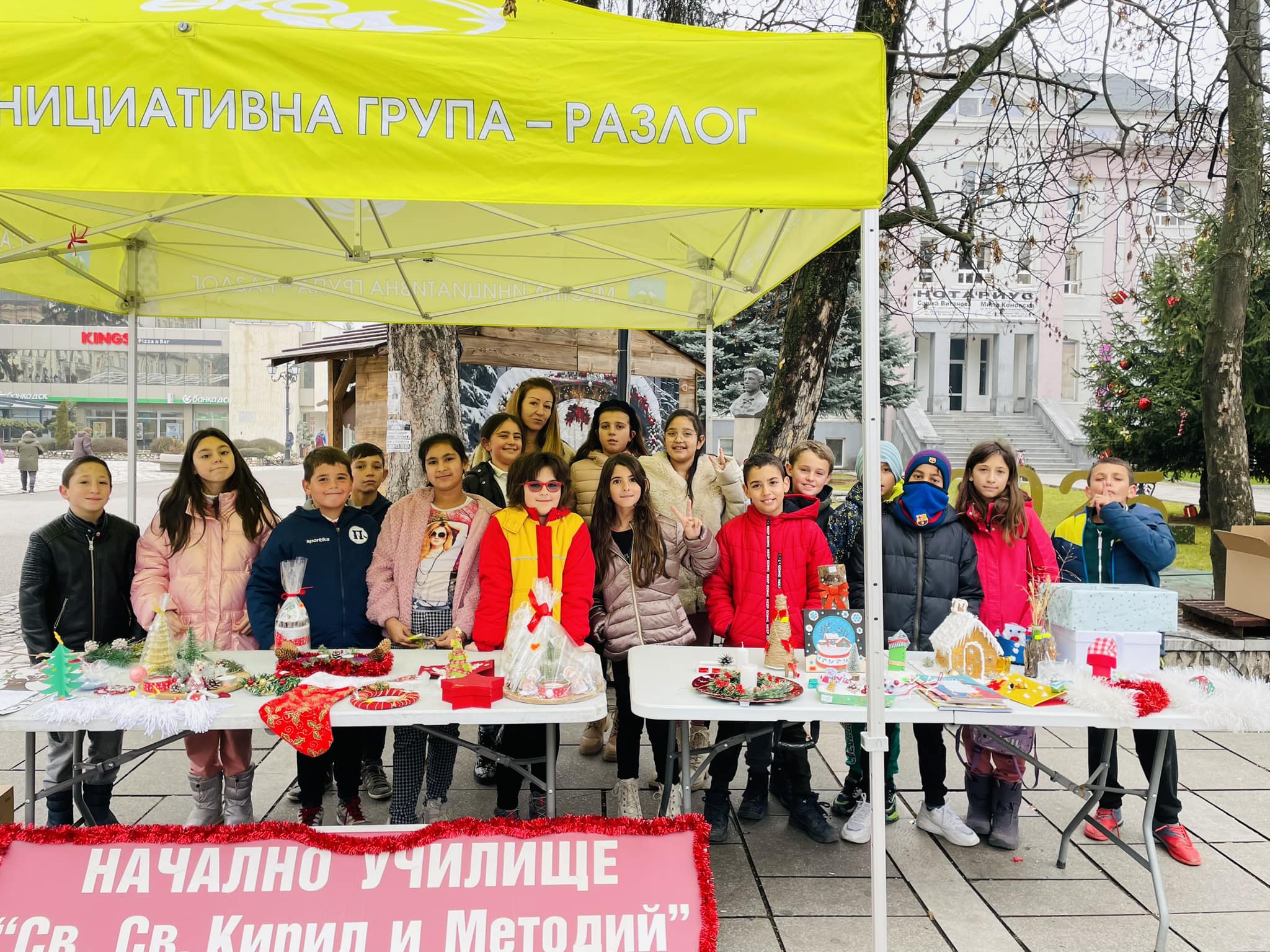 Празнична еуфория на благотворителните коледни базари в Разлог Празнична еуфория на благотворителните коледни базари в Разлог