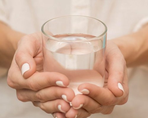 Започнете деня си с чаша гореща вода: 7 невероятни ползи