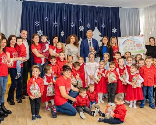 Детска градина Надежда в Елешница посрещна Дядо Коледа с красиво коледно тържество