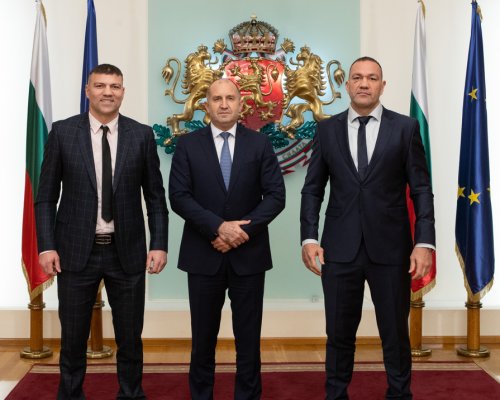 Кубрат и Тервел Пулеви подариха на президента Румен Радев боксови ръкавици с пожелание за успех в бъдещите му битки