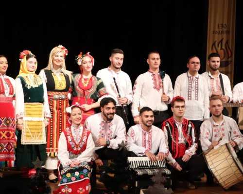 Препълнена зала посрещна младите таланти на Фолклорна Коледа