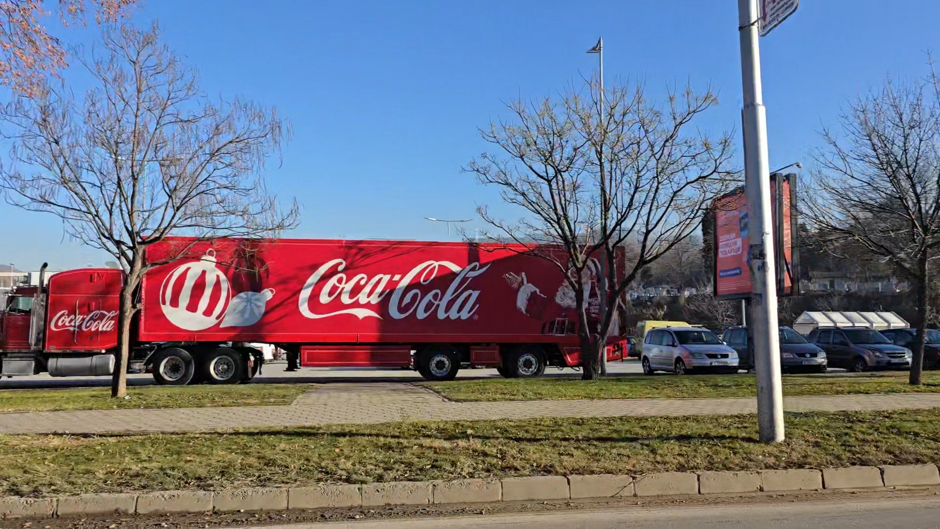 Коледният камион на Coca-Cola пристигна в Благоевград пред магазин Kaufland