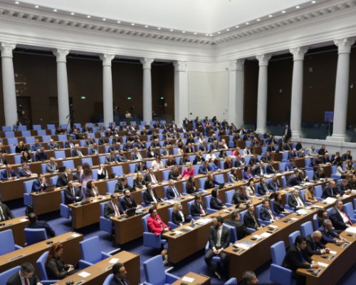Депутатите си гласуваха солидна зимна ваканция