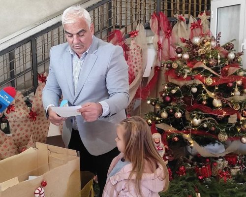 В Дупница отвориха кутията с писмата до Дядо Коледа