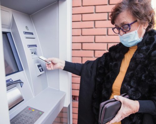 17 от пенсионерите в България продължават да работят