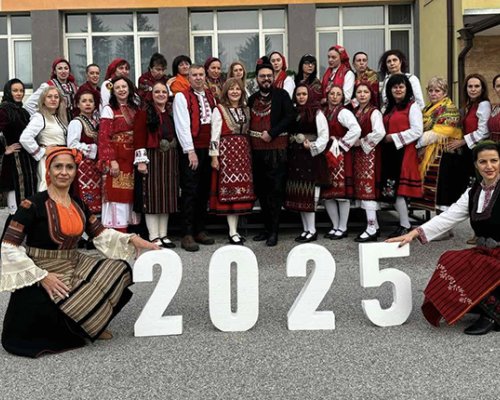 Разложки учители влязоха в час с традиционни български носии