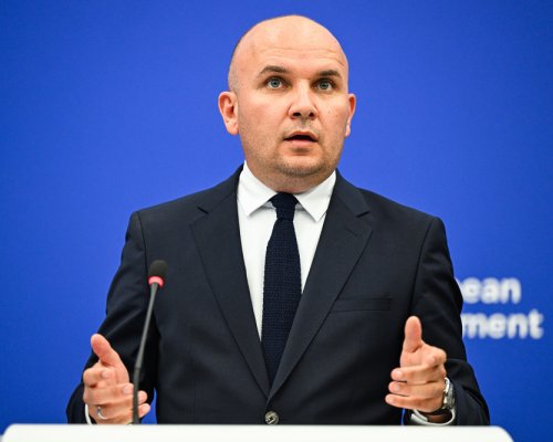 Пеевски разделя партийните структури, написа във Фейсбук евродепутатът Илхан Кючюк