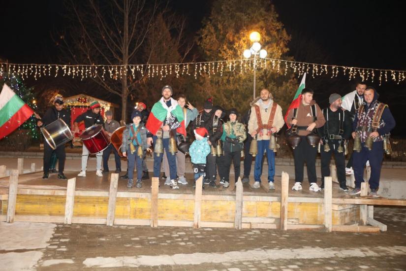 Преди Коледа! Звук на звънци и чанове огласиха село Полето