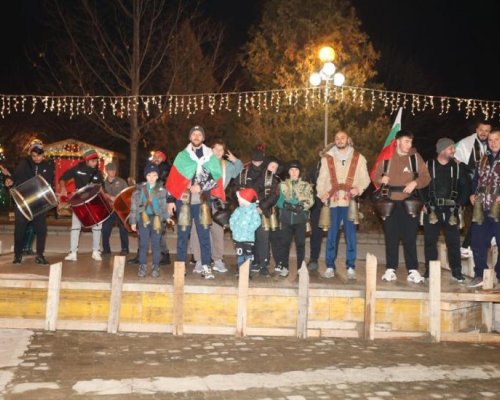 Преди Коледа! Звук на звънци и чанове огласиха село Полето