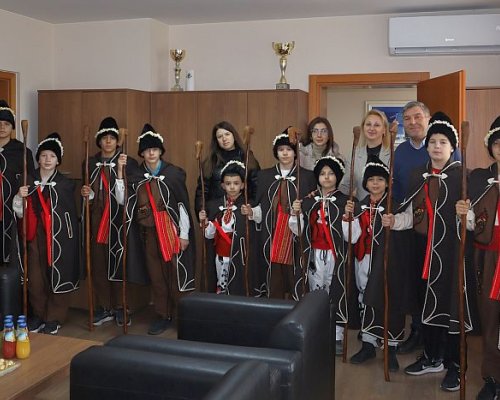 Коледари орисаха за здраве и късмет кмета на Струмяни