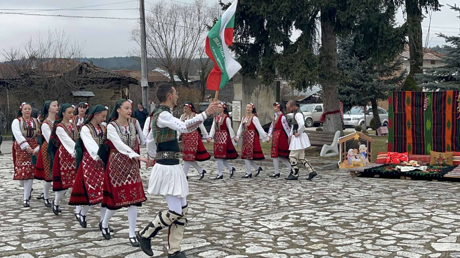 Светлинно шоу омагьса с красотата си Елешница, в Долно Драглище и Годлево пресъздадоха радостта на Светлото Рождество Светлинно шоу омагьса с красотата си Елешница, в Долно Драглище и Годлево пресъздадоха радостта на Светлото Рождество