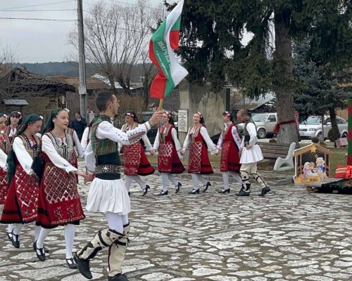 Светлинно шоу омагьса с красотата си Елешница,  в Долно Драглище и Годлево пресъздадоха радостта на Светлото Рождество